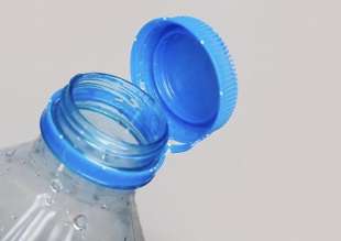 tappi delle bottiglie di plastica che non si staccano 3