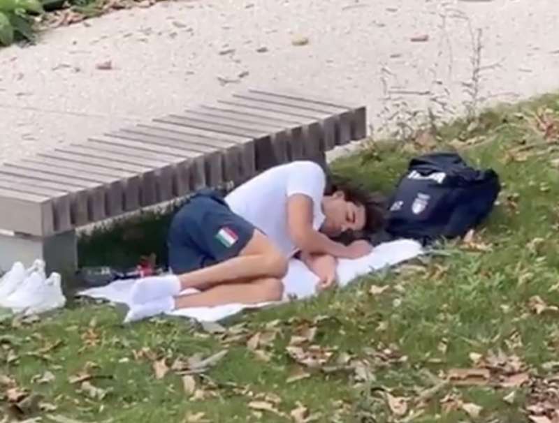 thomas ceccon dorme per strada fuori dal villaggio olimpico a parigi 2024 2