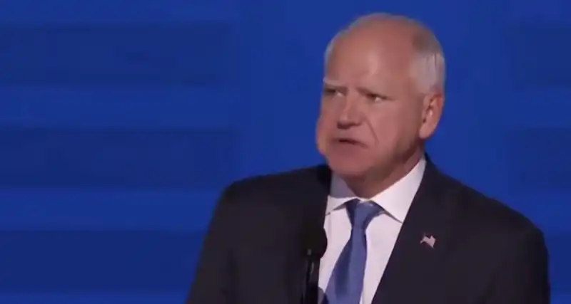 tim walz alla convention democratica di chicago 5