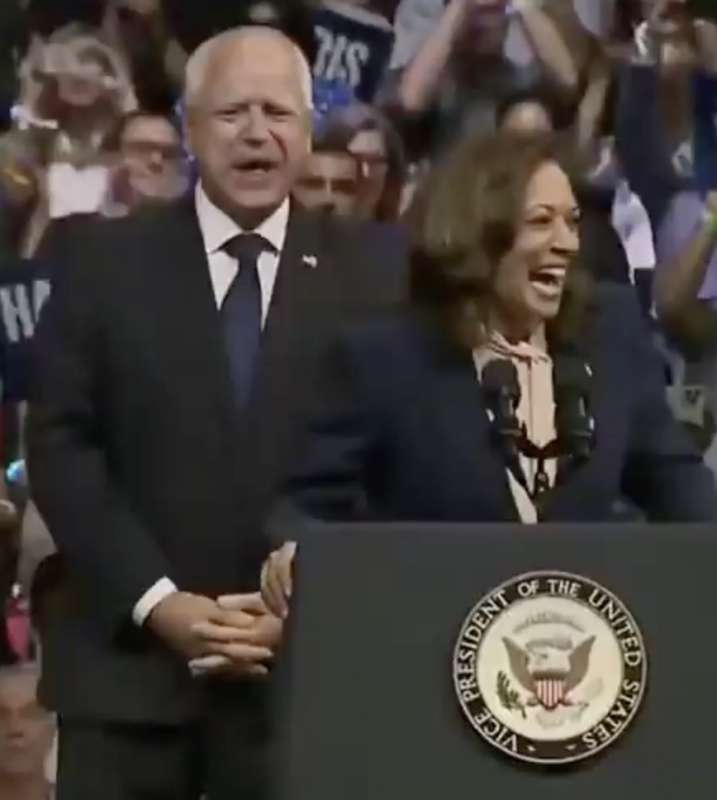 tim walz e kamala harris ridono sguaiatamente