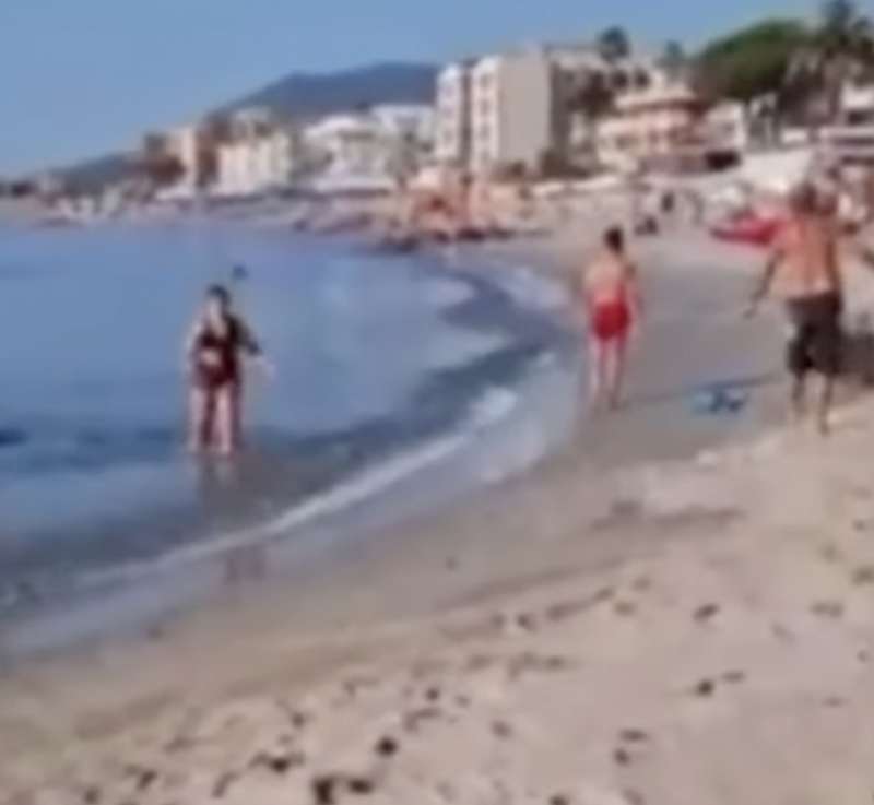 titolare di uno stabilimento caccia una coppia dalla spiaggia 4