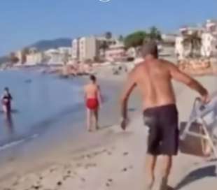 titolare di uno stabilimento caccia una coppia dalla spiaggia 5