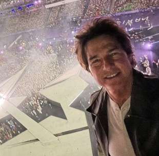 tom cruise alla cerimonia di chiusura delle olimpiadi di parigi 2024