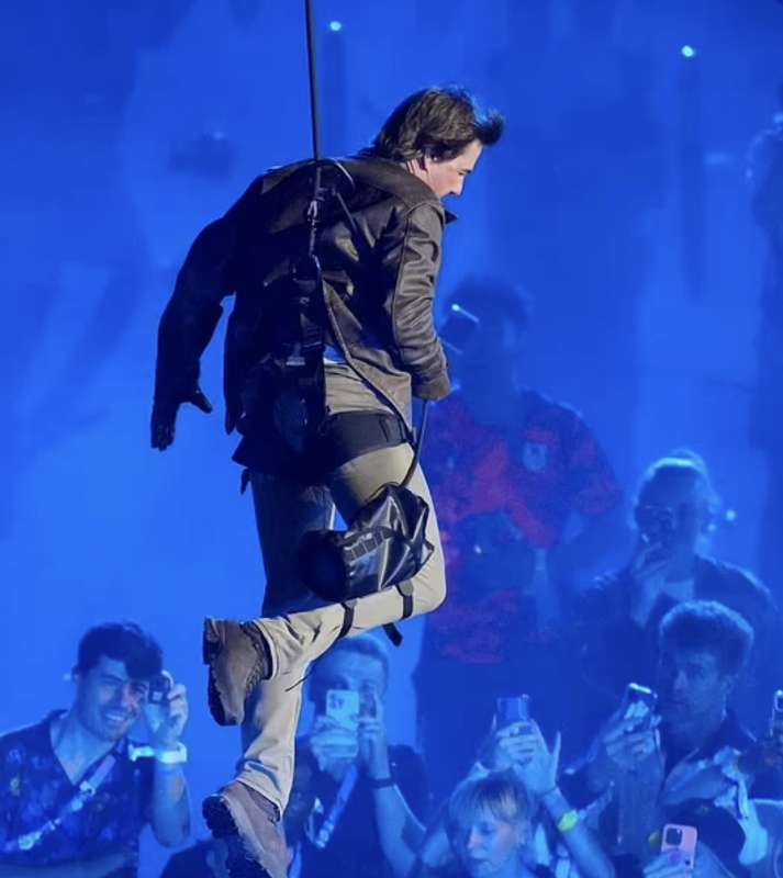 tom cruise cerimonia di chiusura olimpiadi parigi 2024 2