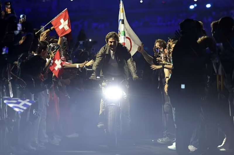 tom cruise cerimonia di chiusura parigi 2024