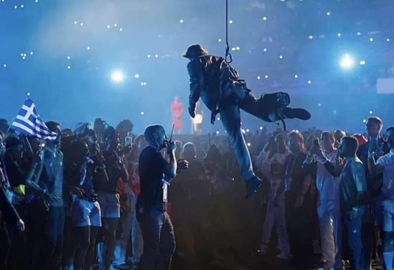 tom cruise si lancia dal tetto dello stade de france cerimonia di chiusura parigi 2024 2