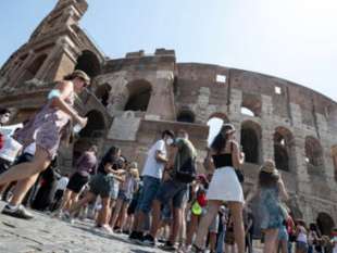 TURISTI AL COLOSSEO