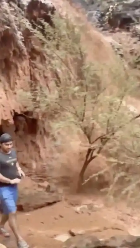 turisti bloccati dalle alluvioni nel grand canyon 1