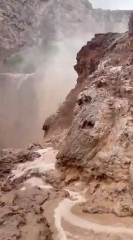 turisti bloccati dalle alluvioni nel grand canyon 5