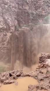 turisti bloccati dalle alluvioni nel grand canyon 6