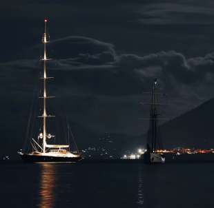 ultima immagine dello yacht bayesian prima del naufragio a palermo