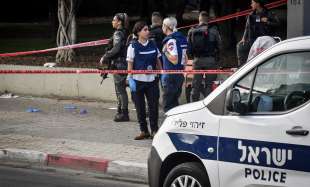 un palestinese accoltella tre israeliani a holon 6