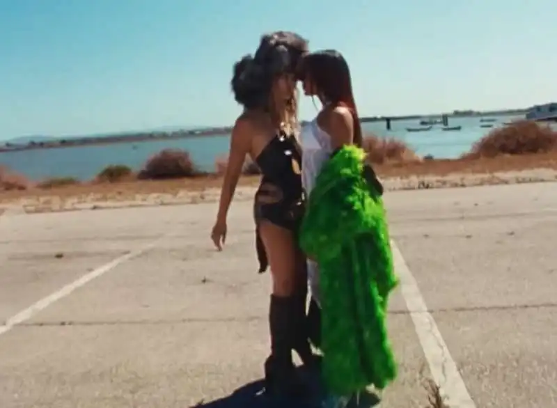 victoria de angelis e anitta nella videoclip di get up bitch shake ya ass 1