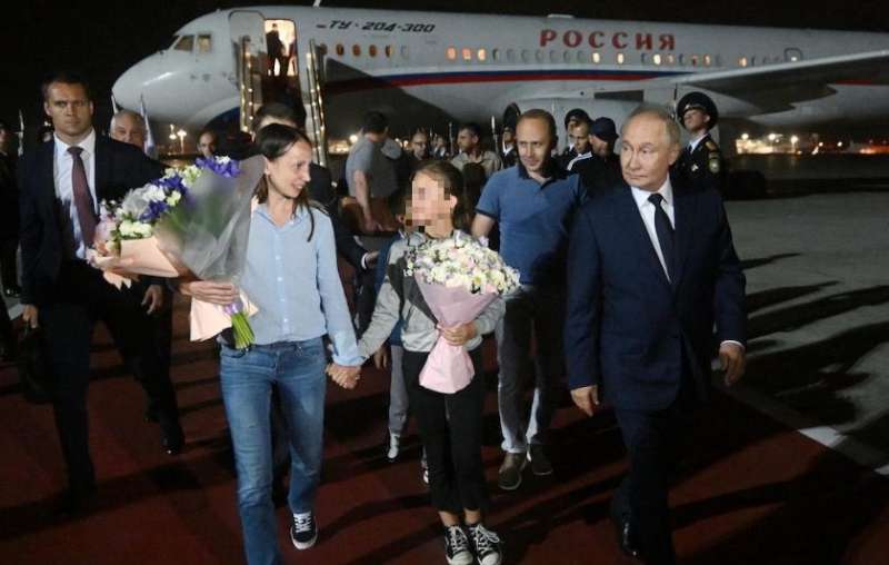 VLADIMIR PUTIN ALL AEROPORTO DI MOSCA SALUTA LE SPIE Artem e Anna Dultsev E I LORO DUE FIGLI