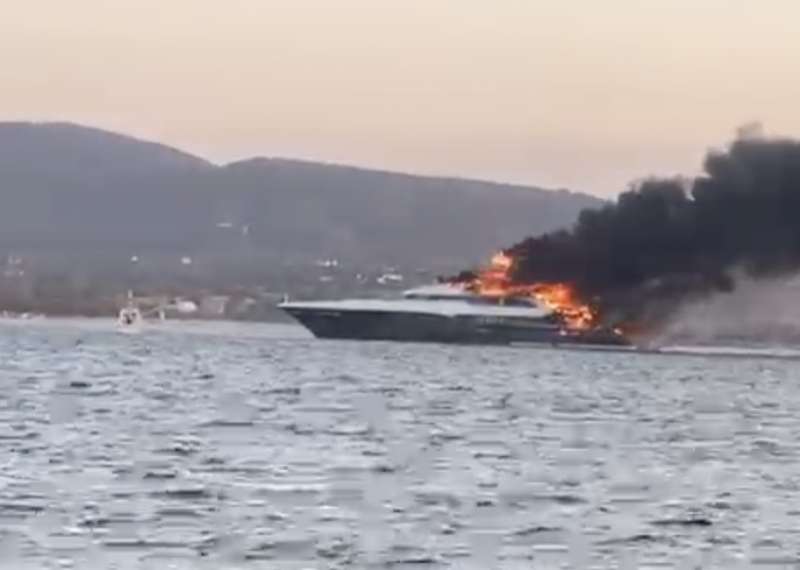 YACHT A FUOCO A LARGO DI OLBIA