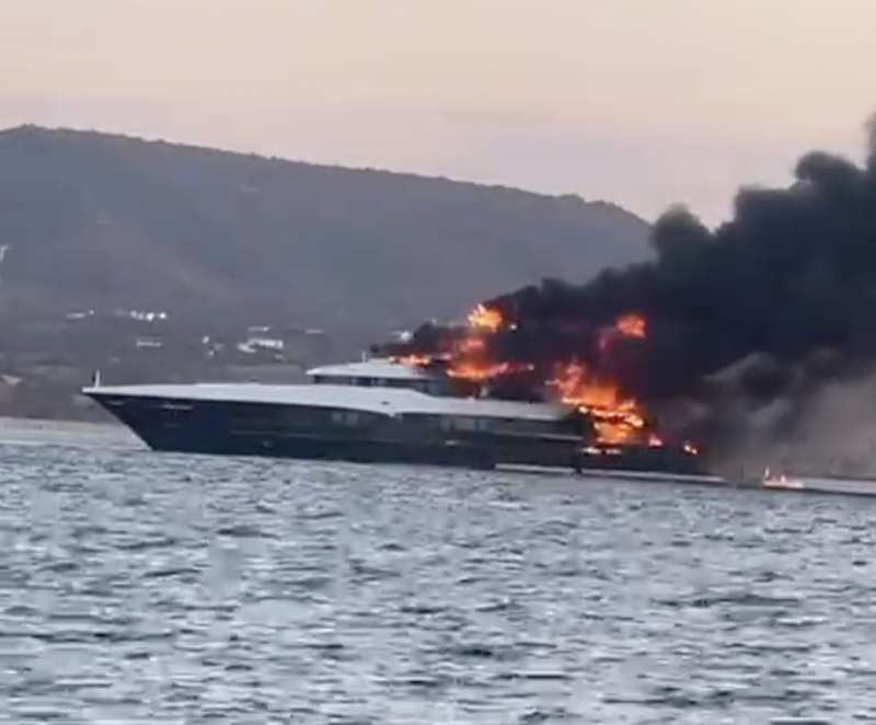 YACHT A FUOCO A LARGO DI OLBIA