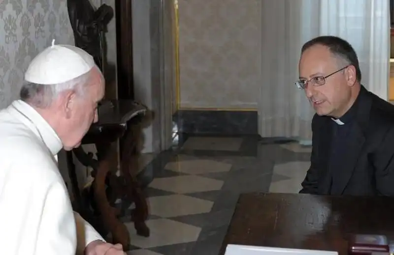 ANTONIO SPADARO CON PAPA FRANCESCO BERGOGLIO 