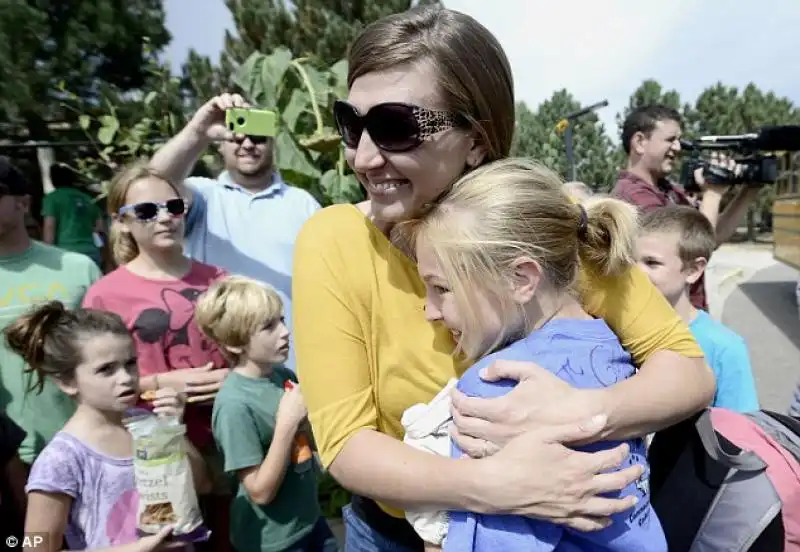 BAMBINA SALVATA DA UNO SCUOLABUS DURANTE LE ALLUVIONI IN COLORADO 