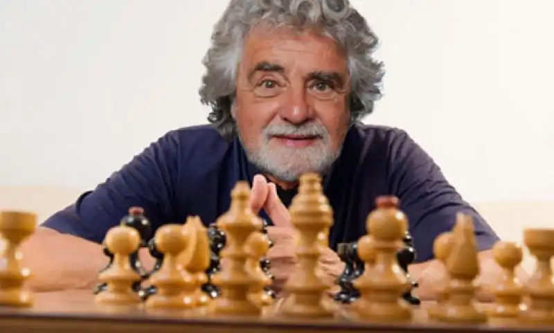 BEPPE GRILLO GIOCA A SCACCHI 