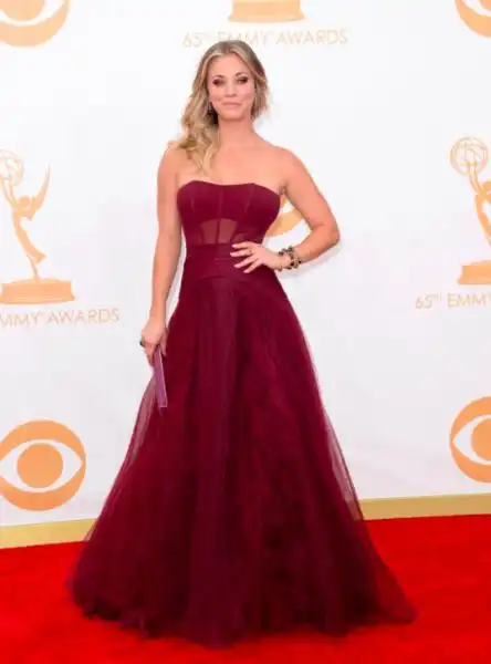 best big bang theory star kaley cuoco coordinated with the carpet 