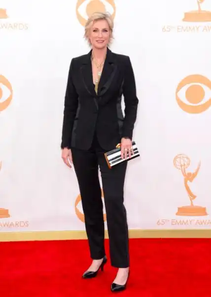 best glee star jane lynch in a simple black suit honored her late co star corey monteith during the show 