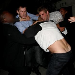 chris e liam hemsworth in una rissa