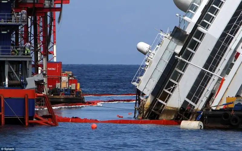 LA CONCORDIA COMINCIA AD EMERGERE DALL ACQUA 