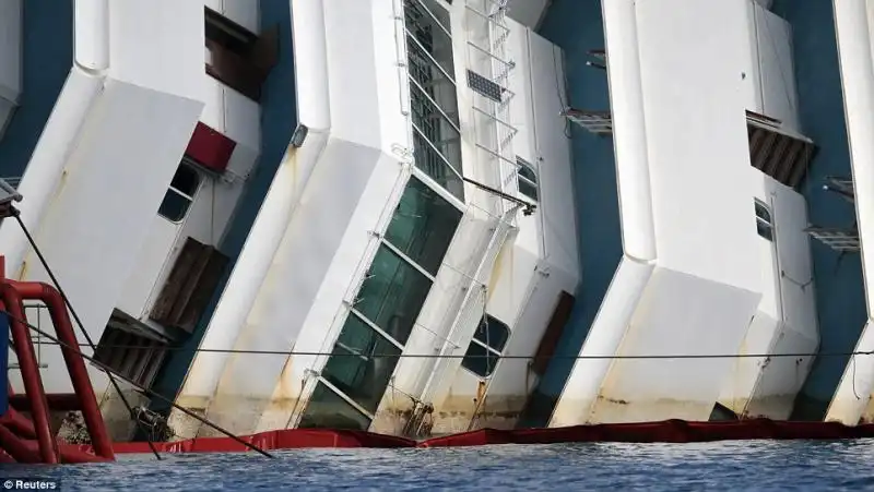 LA CONCORDIA COMINCIA AD EMERGERE DALL ACQUA 