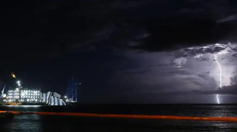 COSTA CONCORDIA LA NOTTE PRIMA DELLA ROTAZIONE 