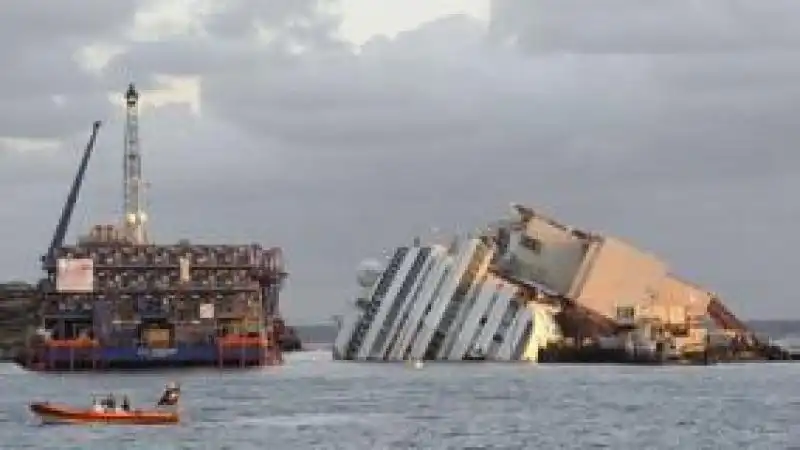 COSTA CONCORDIA LA NOTTE PRIMA DELLA ROTAZIONE 