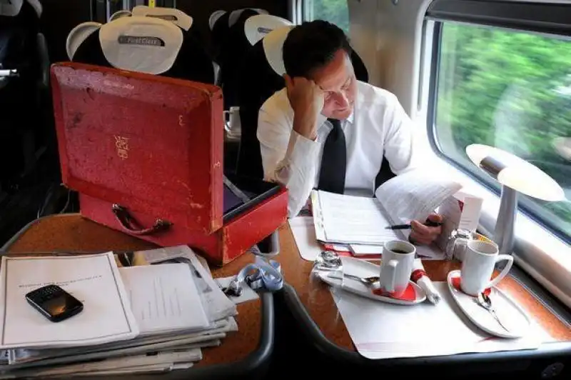 DAVID CAMERON IN TRENO CON LA SUA VALIGETTA ROSSA 