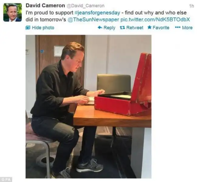 DAVID CAMERON CON LA SUA VALIGETTA ROSSA 