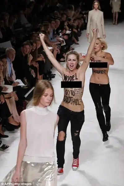 FEMEN ALLA SFILATA DI NINA RICCI ALLA SETTIMANA DELLA MODA DI PARIGI 