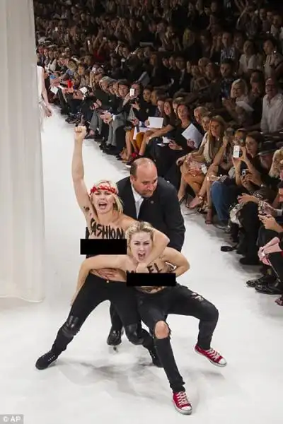 FEMEN ALLA SFILATA DI NINA RICCI ALLA SETTIMANA DELLA MODA DI PARIGI 