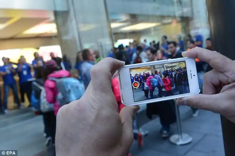 FILA AGLI APPLE STORE PER I NUOVI IPHONE