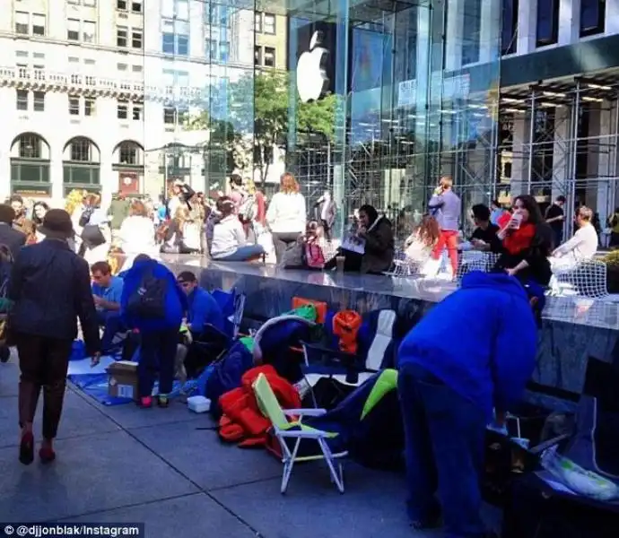 FILA AGLI APPLE STORE PER I NUOVI IPHONE - NEW YORK 