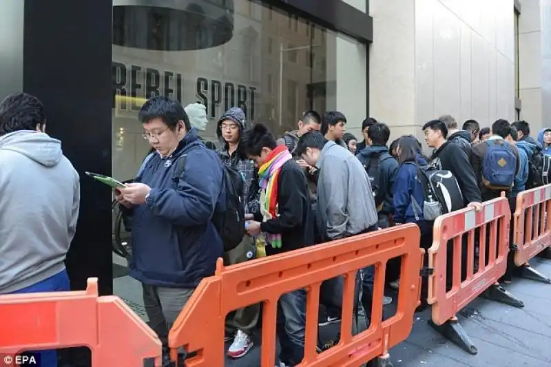 FILA AGLI APPLE STORE PER I NUOVI IPHONE - SYDNEY