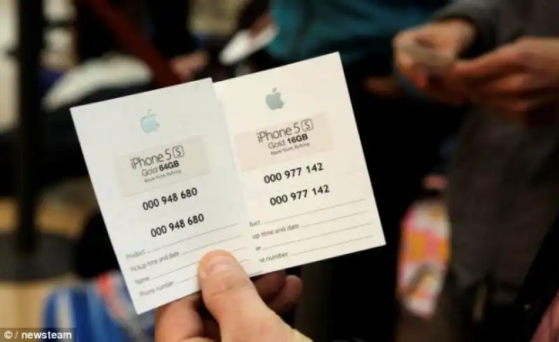 FILA AGLI APPLE STORE PER I NUOVI IPHONE - TICKET CON I NUMERI