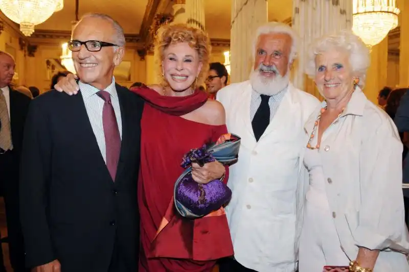 FRANCESCO MICHELI ORNELLA VANONI CON I CONIUGI RIMINI INAUGURAZIONE MITO ALLA SCALA FOTO FRANCO CORTELLINO 