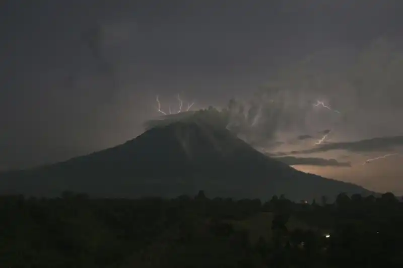 FULMINI SUL MONTE SINABUNG IN INDONESIA 