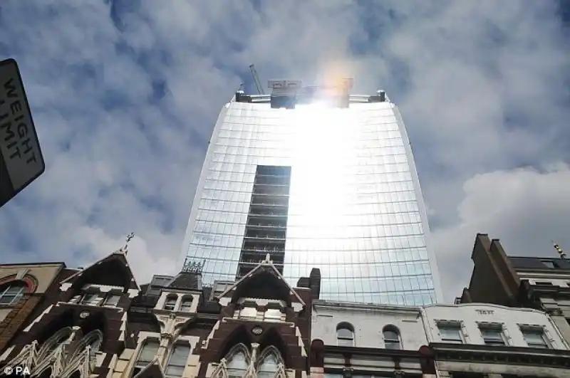 IL GRATTACIELO WALKIE TALKIE A LONDRA 