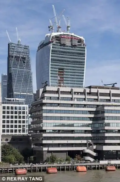 IL GRATTACIELO WALKIE TALKIE A LONDRA 