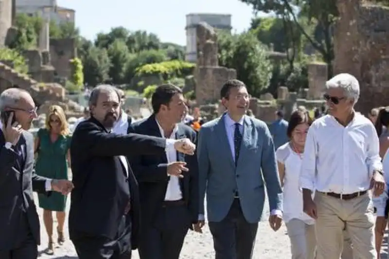 IGNAZIO MARINO E MATTEO RENZI AI FORI ROMANI 