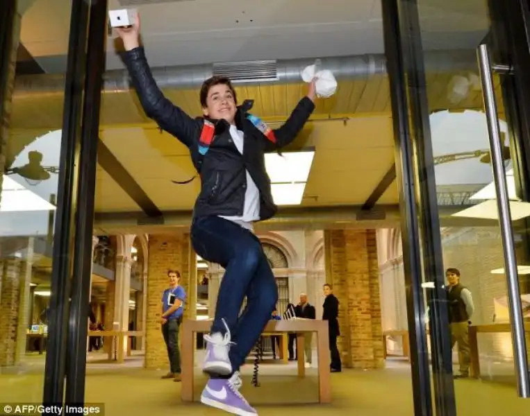 JESSE GREEN FESTEGGIA L'ACQUISTO DEL SUO IPHONE 5S A LONDRA