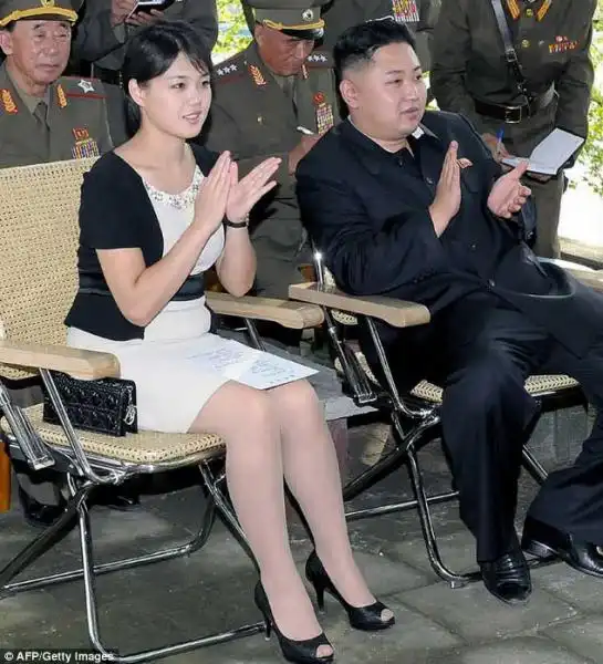 KIM JONG UN E LA MOGLIE RI SOL JU 