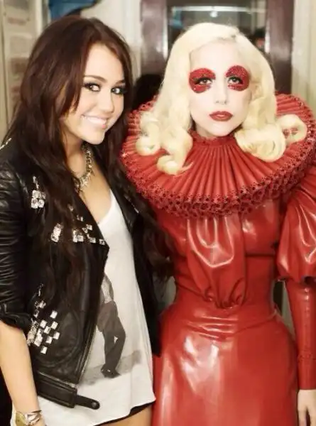 LADY GAGA PUBBLICA UNA FOTO D EPOCA CON MILEY CYRUS NON AVVICINATE I BAMBINI A LADY GAGA 