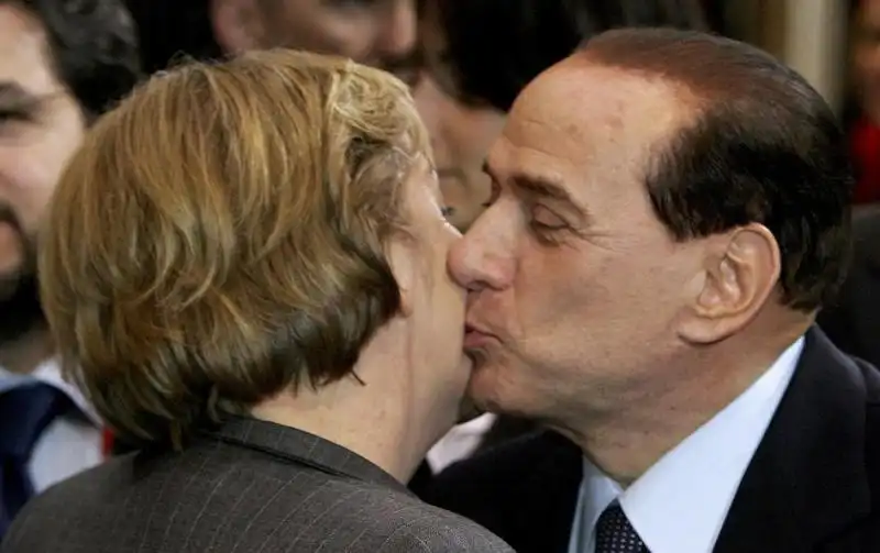 MERKEL BERLUSCONI BACIO 