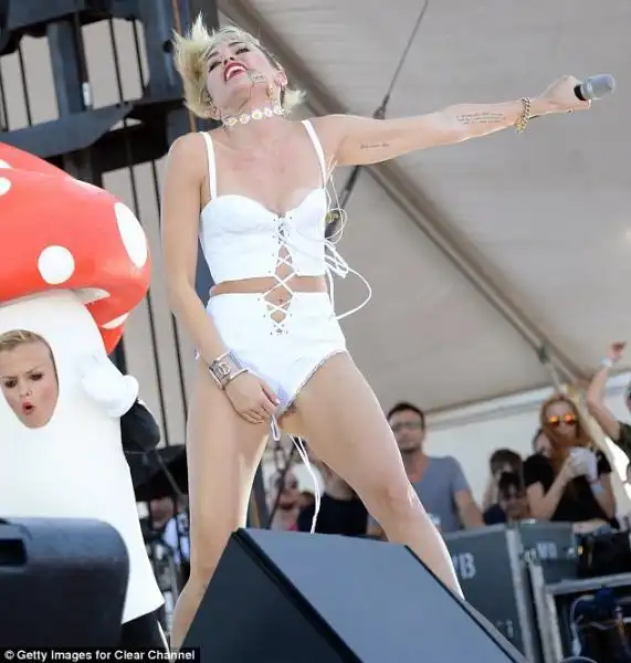 MILEY CYRUS A IHEART RADIO MUSIC FESTIVAL