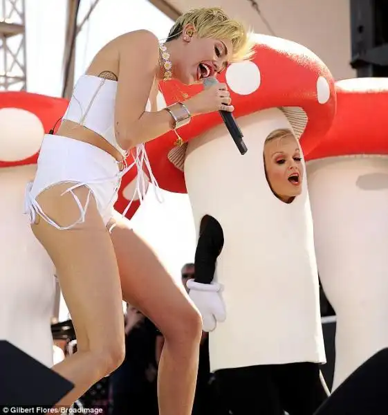 MILEY CYRUS A IHEART RADIO MUSIC FESTIVAL