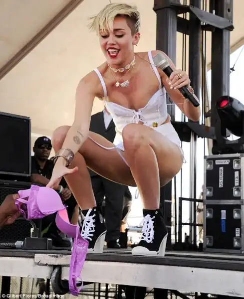 MILEY CYRUS A IHEART RADIO MUSIC FESTIVAL